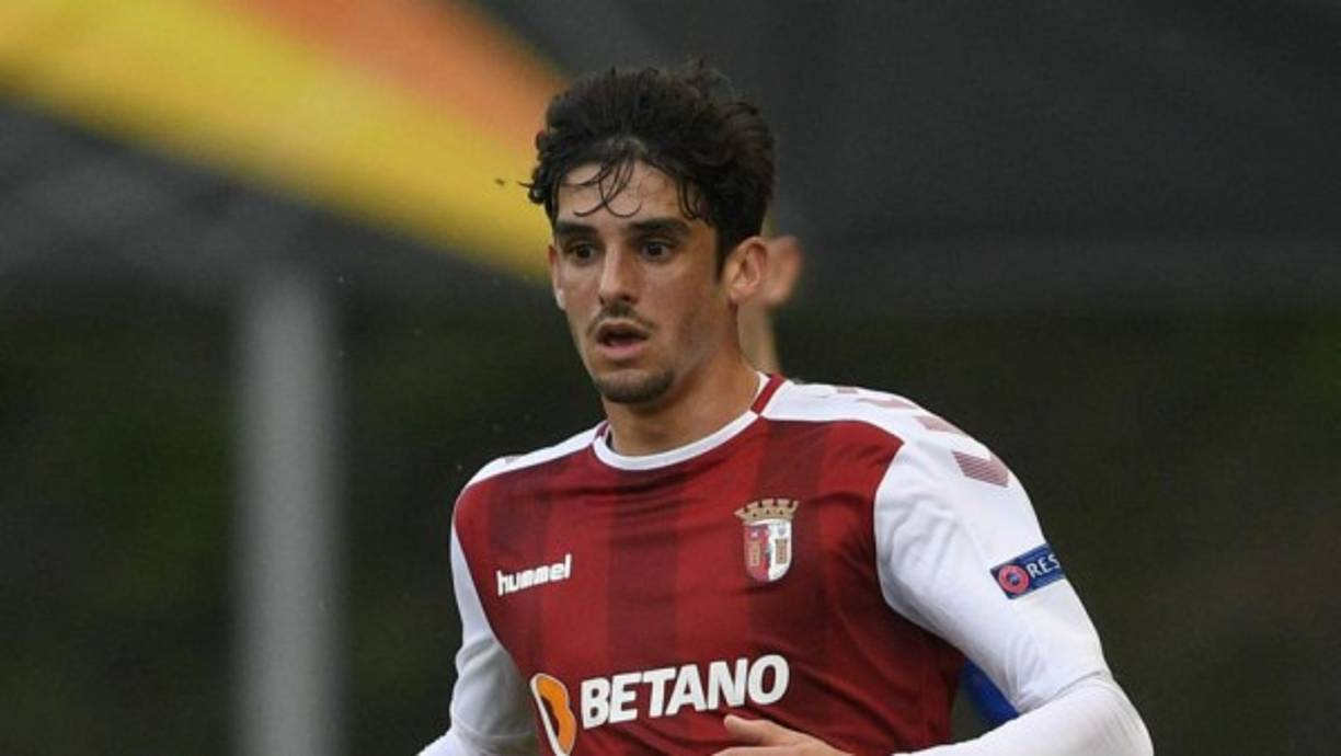 Francisco Trincao: El joven delantero portugués fue fichado por el Barcelona en el pasado mes de enero y lo dejó cedido a préstamo en el Sporting Braga. Pero para sorpresa de muchos, hoy se informa que un club de Inglaterra le lanzó una oferta al Barcelona por el atacante luso. Se menciona que fueron 60 millones de euros pero el cuadro catalán decidió rechazarlos. Todavía no ha debutado y ya se lo querían quitar al Barcelona.