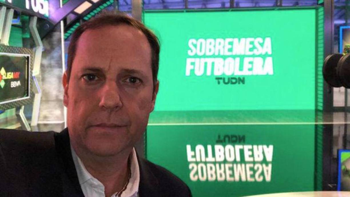 Paco Villa siguió con la pelea y le explicó a Faitelson: “Escoria: Sustancia vítrea que sobrenada en el crisol de los hornos de fundir metales, y procede de la parte menos pura de estos unida con las gangas y fundentes. Cosa vil y de ninguna estimación. En eso te has convertido”.