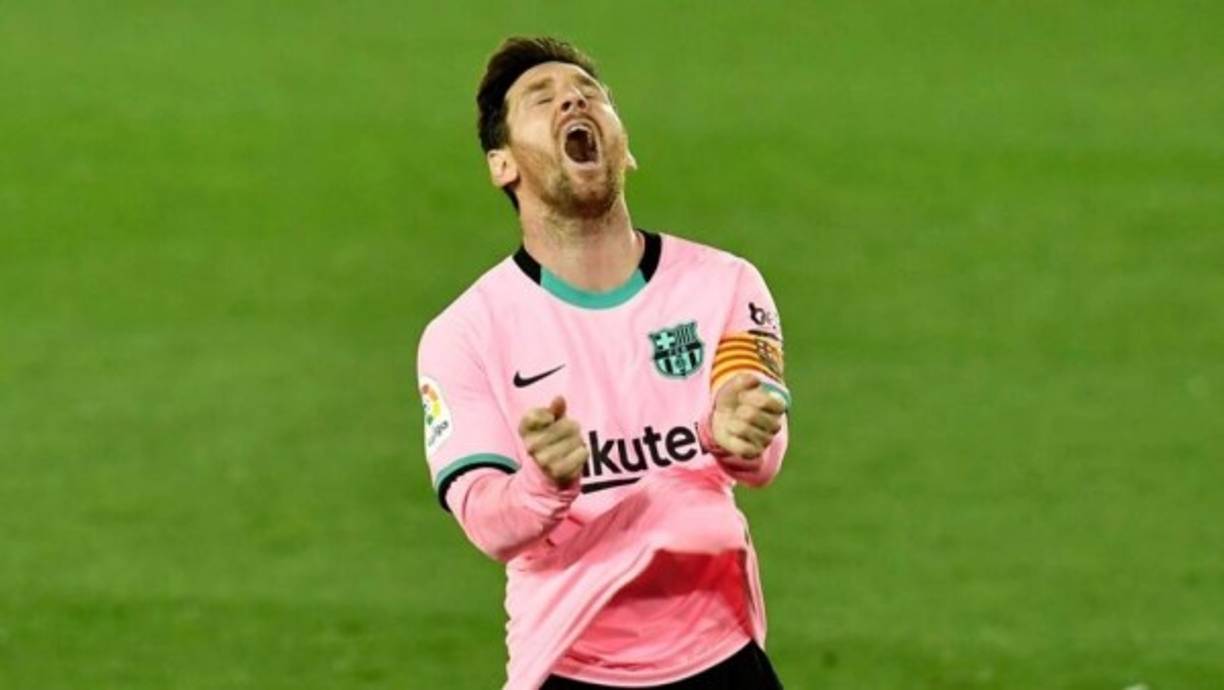 Messi evidenció su molestia con gritos y jalándose la camiseta.
