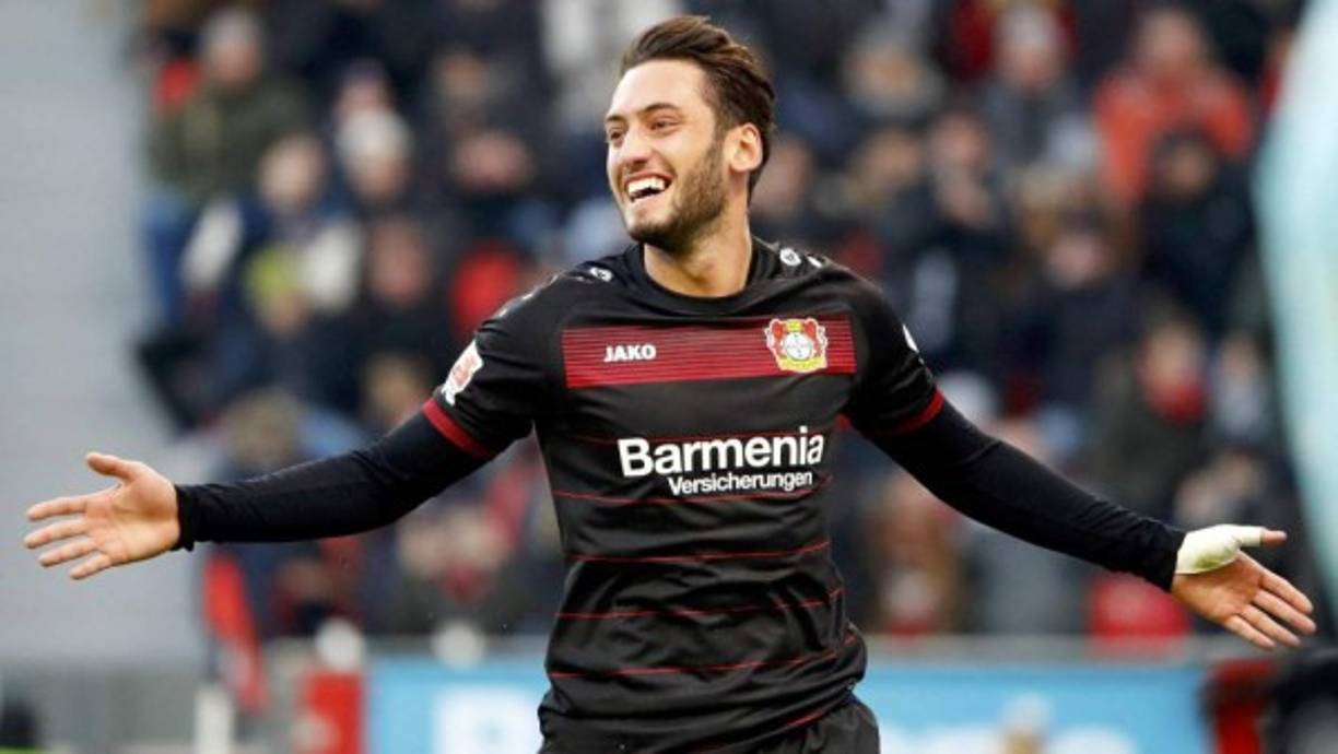 Según los medios turcos, el Arsenal es el último en sumarse a la lucha por hacerse con Hakan Calhanoglu, internacional otomano. Lazio y Chelsea son otros de los equipos que están mostrando mucho interés por el jugador. La cláusula que tiene en el Bayer Leverkusen es de 36 millones de euros.