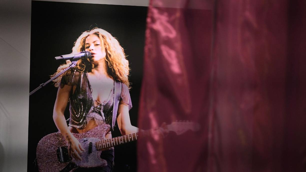 Entre ellos, los dos trajes que portó en el Super Bowl de 2020, la guitarra rosa repleta de cristales que tocó durante su gira de “Fijación Oral” en 2007, uno de sus cuadernos con canciones escritas a mano y el diccionario español-inglés que le sirvió para componer las canciones de “Laundry Service”.