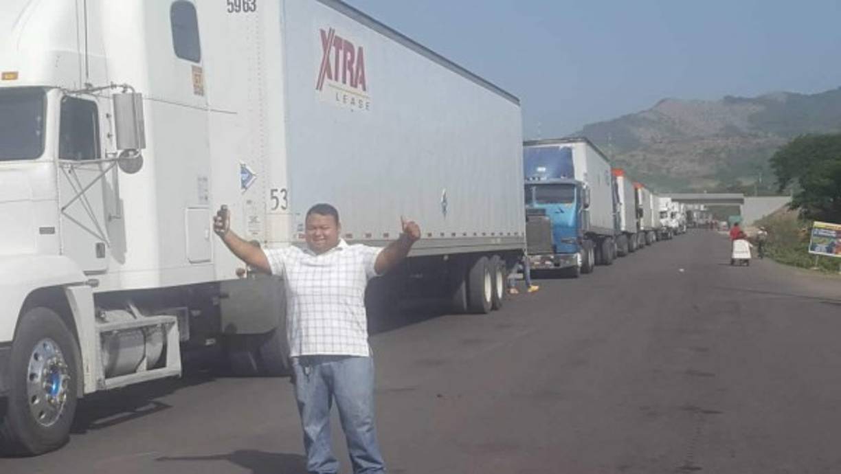 Un transportista celebra el cierre del paso hacia El Salvador en el marco del paro de transporte público.