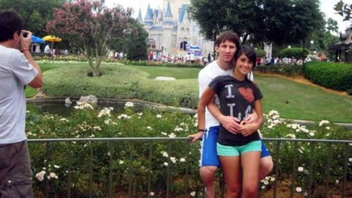En 2005 una tragedia volvió a reunirlos: la mejor amiga de Antonella murió al ser atropellada por un joven que manejaba borracho. Messi estaba en Rosario de visita, y cuando se enteró corrió para estar a su lado y acompañarla (aquí, años después, en su primer viaje como novios a Disney).