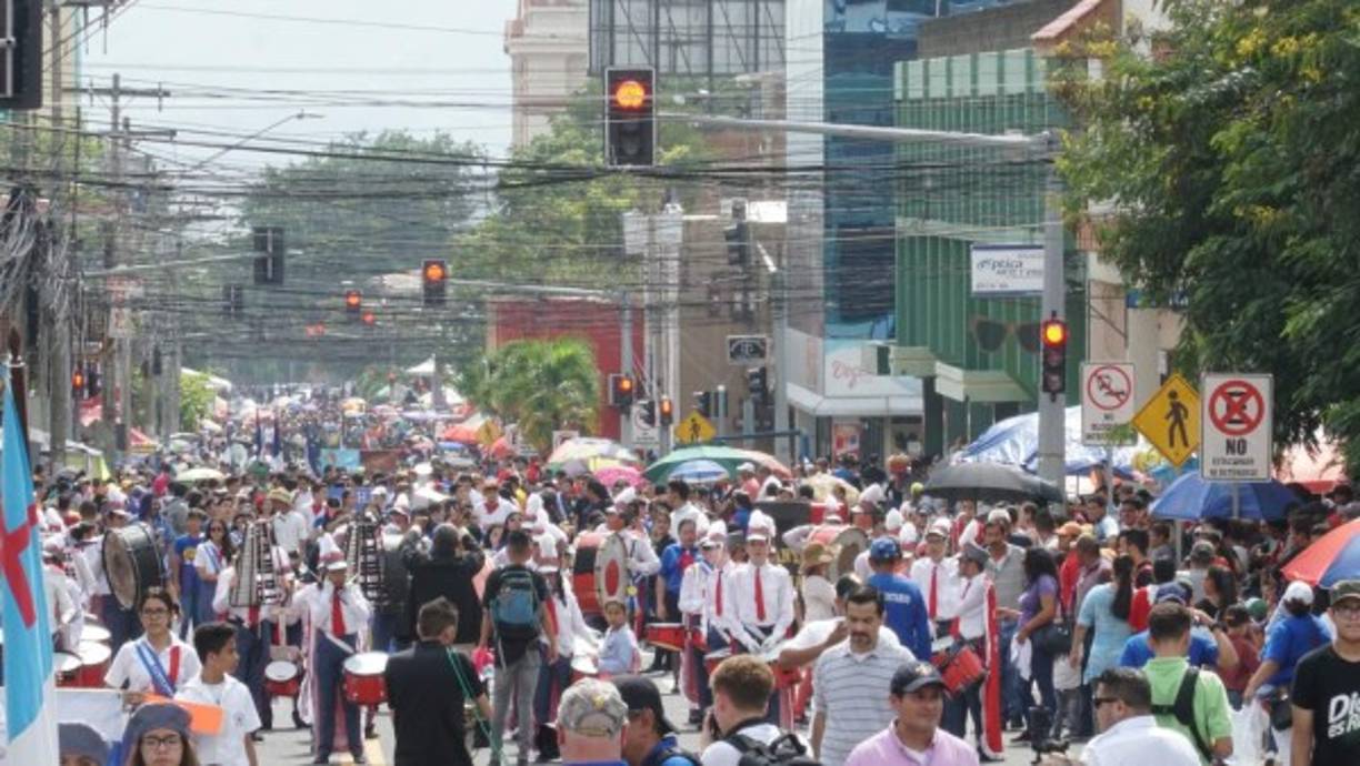 Una innumerable cantidad de sampedranos acompañó desde muy temprano a los jóvenes estudiantes en su recorrido.