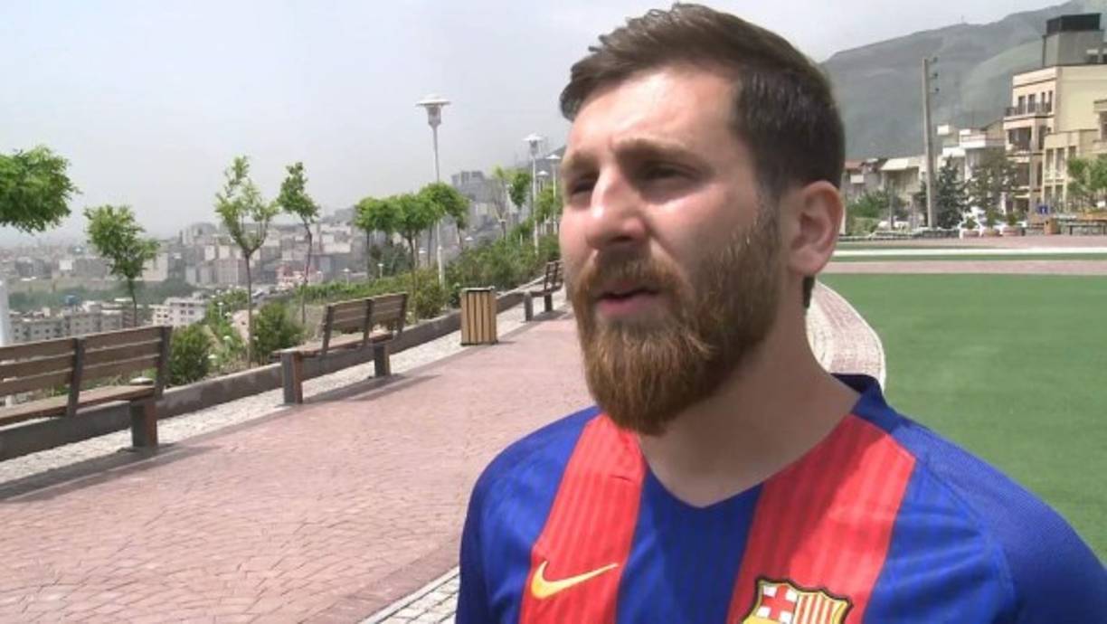 Y es que su cara es igual a la de Messi. Sin retoques ni maquillajes. Hasta el color de su cabello y su altura son similares a los de la estrella del Barcelona.<br/><br/><br/>'No hago nada especial para parecerme a Messi. Lo único, fijarme en su modelo de corte de pelo y arreglarme la barba como él', señaló Parastesh, quien se afeitará si el argentino lo hace.<br/><br/><br/>El joven iraní se muestra orgulloso de asemejarse al 'futbolista más grande de la historia del fútbol', algo a lo que empezó a dar importancia en los últimos meses pese a que su familia se lo decía desde hace unos ocho años.<br/>