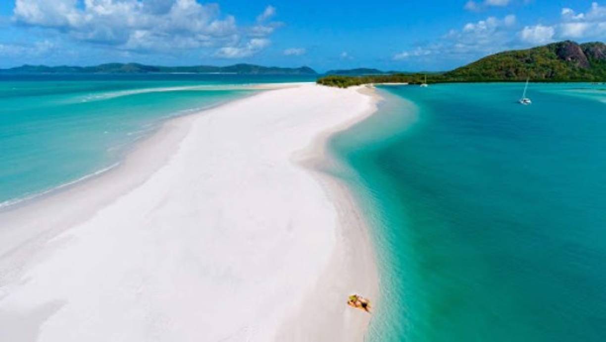 22. Whitehaven Beach: Es un tramo de 7 km a lo largo de la isla Whitsunday, Australia. está considerada como la playa más ecológica amigable del mundo, la playa más limpia del planeta. Sus granos de arena son los más pequeños del mundo, y como están formados en un 98% de sílice, no retienen el calor, de forma que se puede caminar descalzo tranquilamente a cualquier hora del día.