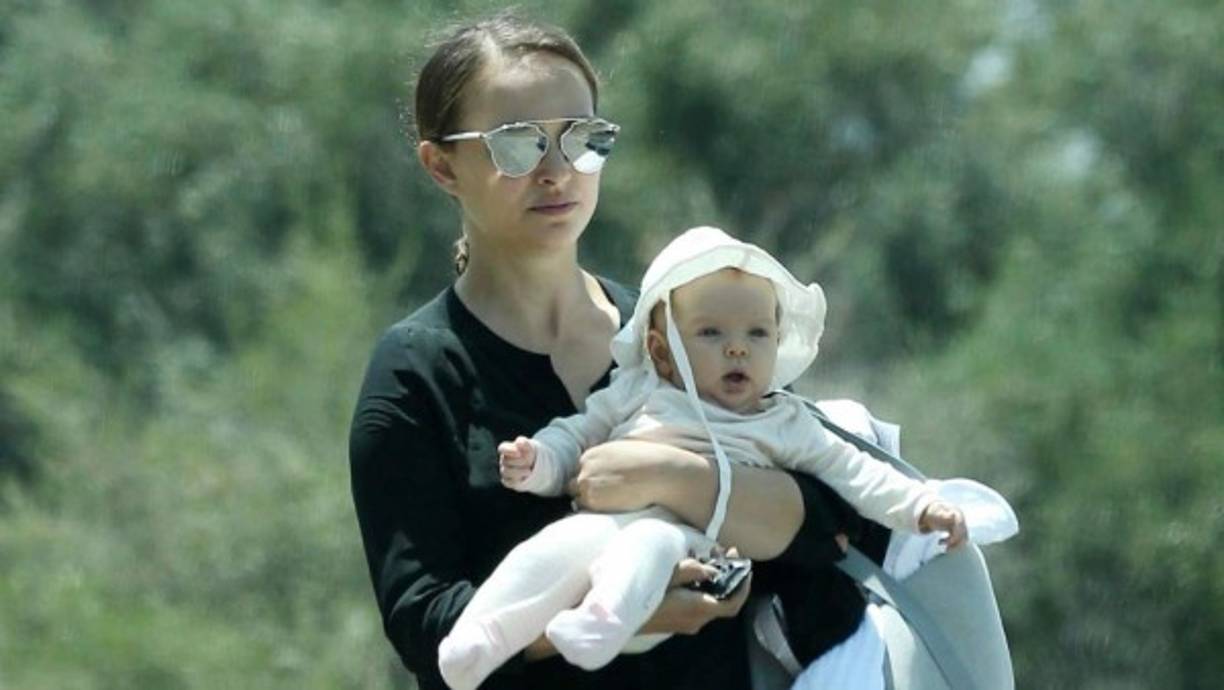 Natalie Portman y su esposo Benjamin Millepied dieron la bienvenida a una niña, Amalia Millepied, el 22 de febrero. La actriz no asistió a la ceremonia de los Oscar el 26 de febrero en Los Ángeles, donde estaba nominada en la categoría de mejor actriz principal por su actuación en “Jackie”.