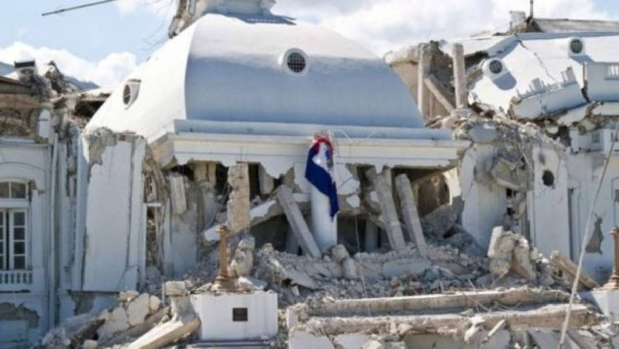 Este terremoto dejó un total 316,000 muertos. Con una magnitud 7 y el epicentro localizado a solo 15 kilómetros de la capital, Puerto Príncipe.