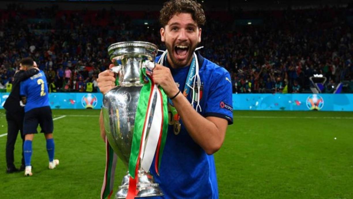 Según el periodista Ginaluca Di Marzio, los dirigentes de la Juventus se han reunido este viernes con el Sassuolo para llegar a un acuerdo por Manuel Locatelli. El jugador italiano ya expresó que quería jugar en la Juve de Allegri esta temporada y parece que será oficial en las próximas horas. El centrocampista tuvo un buen papel con la campeona Italia en la Eurocopa y quiere estar en unos de los grandes de la Serie A.