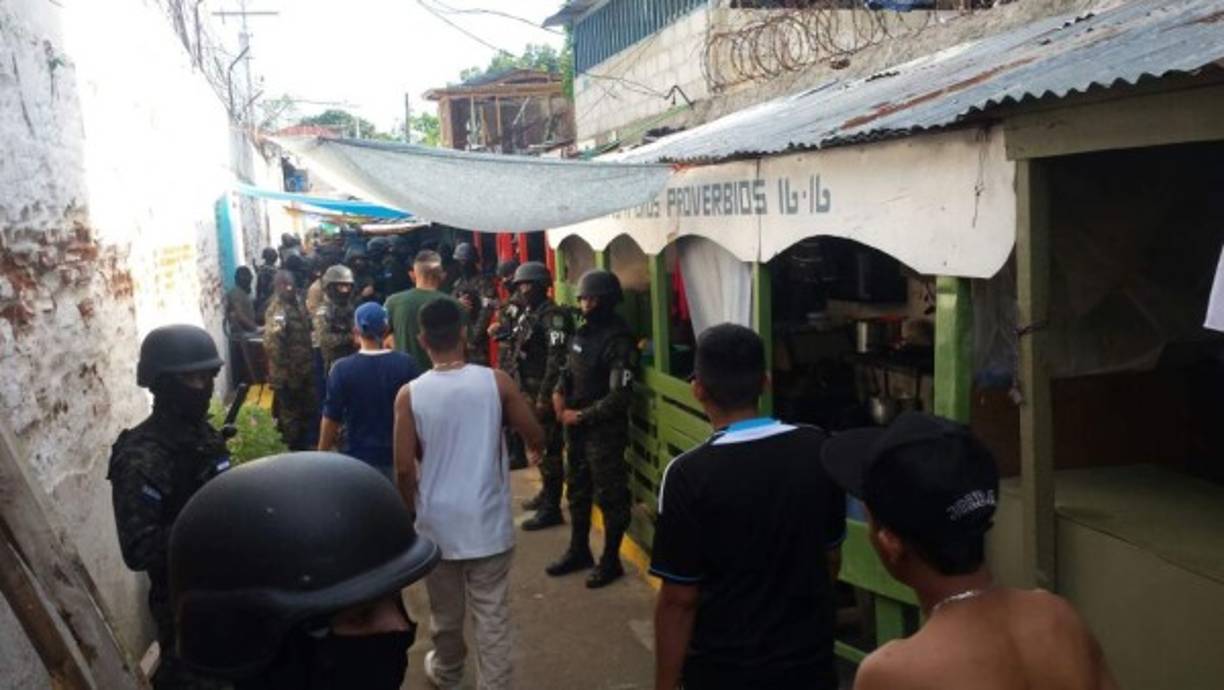 Elementos de la Policía Militar inspeccionaron las celdas de los centros penales de Santa Bárbara, Santa Pedro Sula, La Ceiba y Támara en busca de armas, droga y armas cortopunzantes.