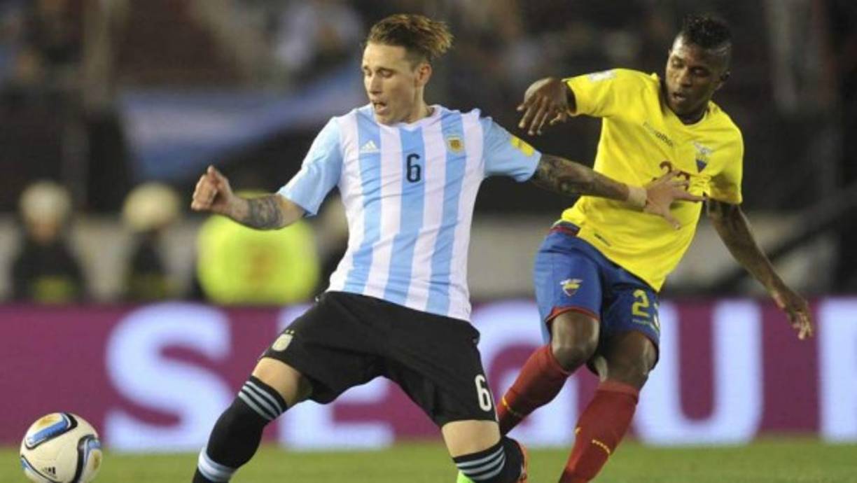 Argentina's midfielder Lucas Biglia (L) vies with Iceland's defender Kari Arnason during the Russia 2018 World Cup Group D football match between Argentina and Iceland at the Spartak Stadium in Moscow on June 16, 2018. / AFP PHOTO / Juan Mabromata / RESTRICTED TO EDITORIAL USE - NO MOBILE PUSH ALERTS/DOWNLOADS