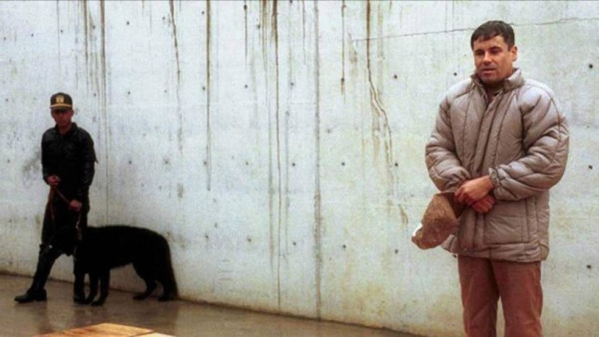 En referencia al antecedente de 1981, en la que compinches del reo secuestraron un helicóptero y lo estrellaron allí, los fiscales aseguran que escapar 'a través de la azotea, usando un helicóptero', sería algo 'sencillo' para el Chapo en comparación con el sofisticado túnel que construyó en una de sus escapadas.