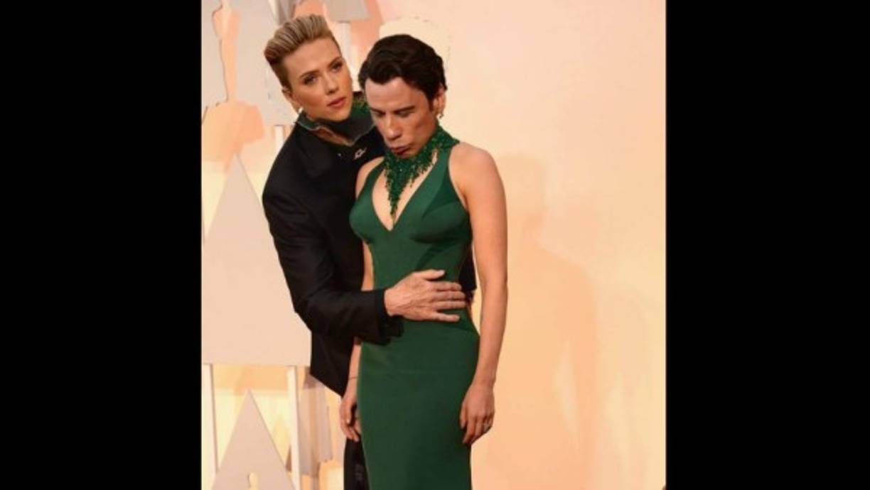 Los montajes de John Travolta y Scarlett Johansson circulan por las redes.