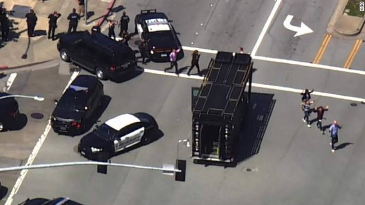 Un empleado de la empresa escribió en Twitter que 'escuché tiros y vi gente corriendo mientras estaba en mi escritorio. Estamos en barricada con colegas'.