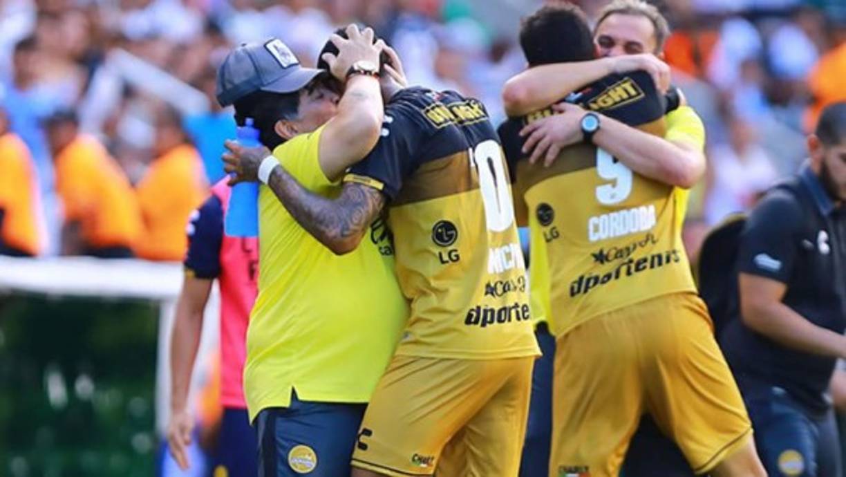 Maradona celebrando con sus jugadores al final del partido.