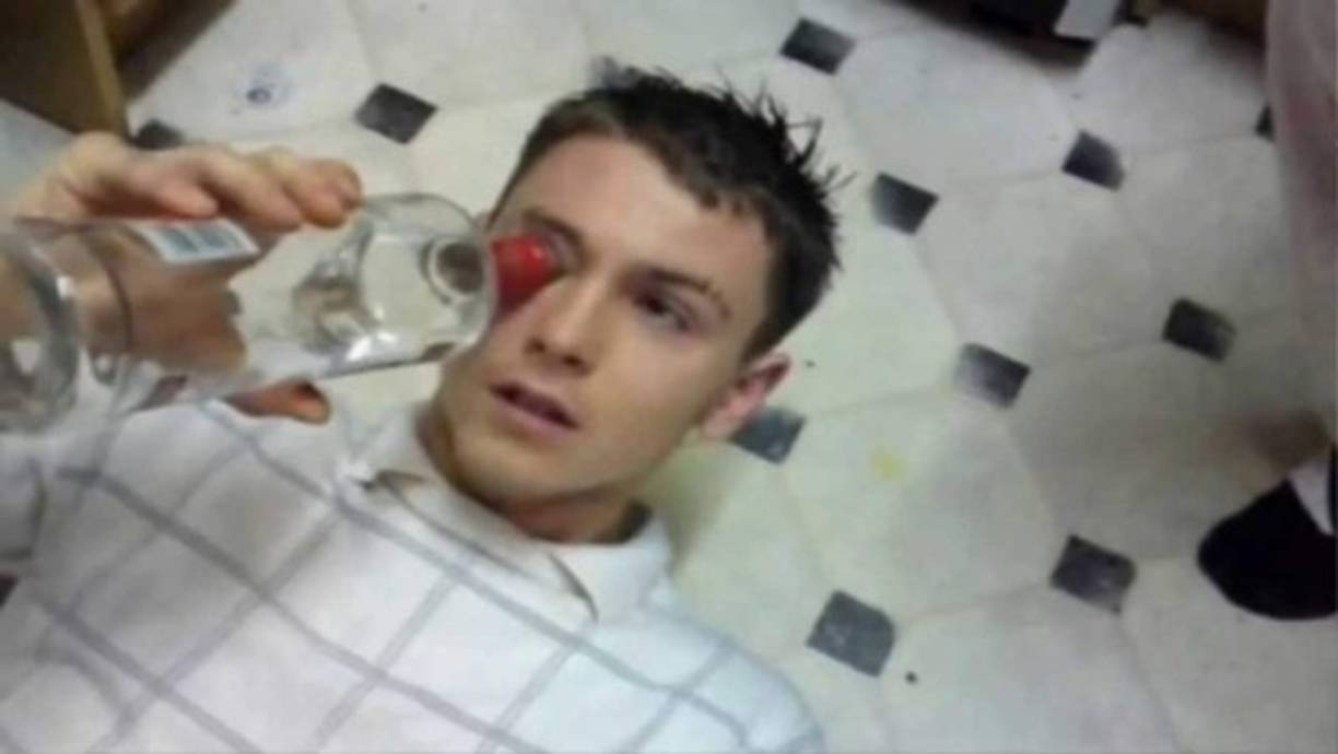 El eyeballing es un reto que promueve ingerir vodka por medio de los ojos para supuestamente emborracharse más severamente. El reto genera daños permanentes en el ojo y otros órganos diferentes a la boca por donde se introduzca el alcohol al cuerpo.