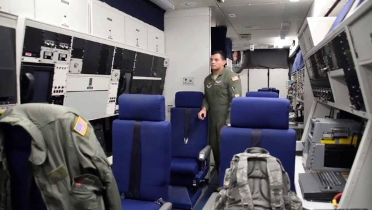 La Fuerza Aérea cuenta con cuatro aeronaves del 'juicio final' y todas están equipados con equipo especial que incluye una antena que mantiene al presidente en comunicación con la flota de submarinos nucleares, incluso si se destruyen las comunicaciones terrestres, para poder ordenar un ataque en cualquier momento.