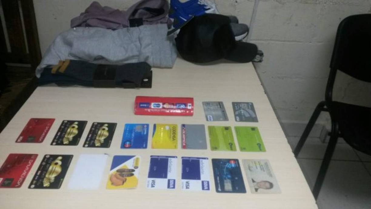 Unas 17 tarjetas de crédito clonadas le encontraron al colombiano Fabio Andrés Santos. Una vez hecho el proceso y tener el dinero se iba por una temporada para su país a disfrutar y luego volvía para seguir dañando a otras víctimas.