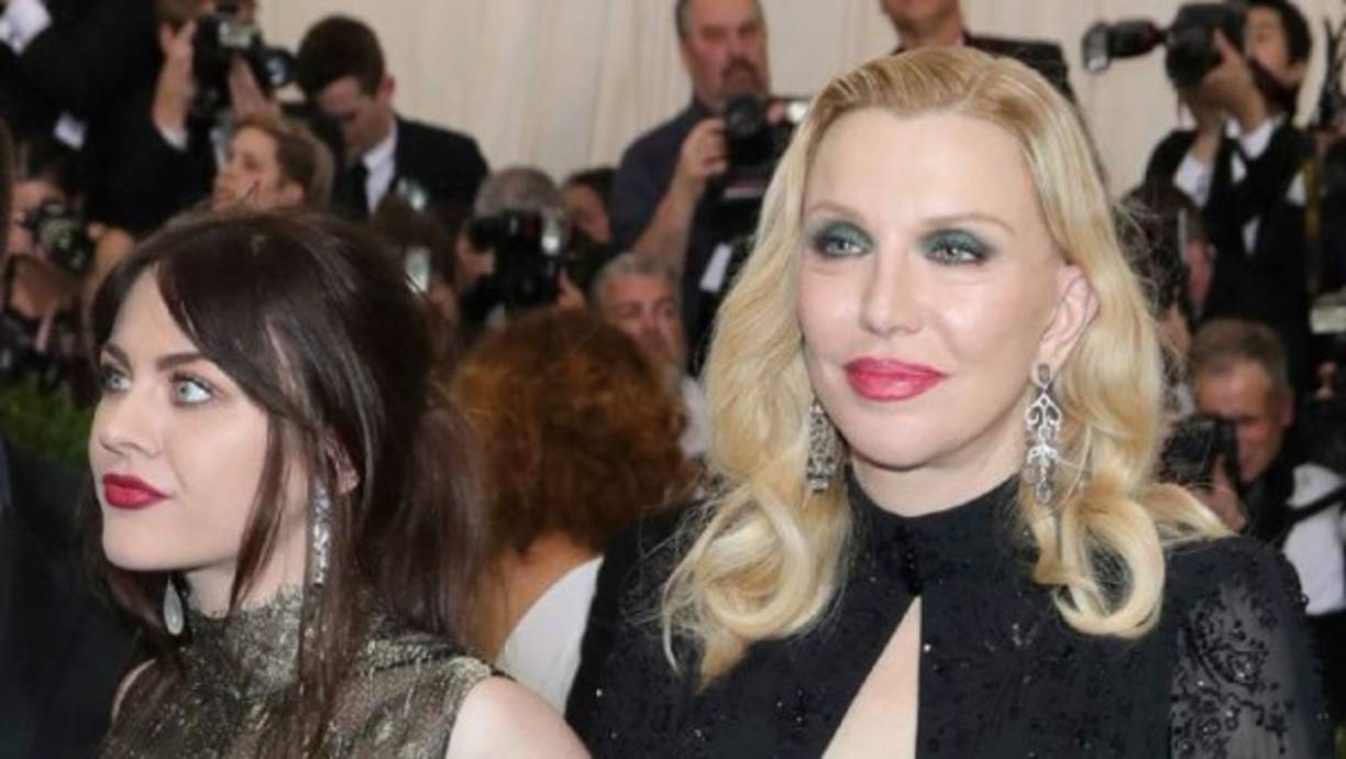 Courtney Love. Su problema con las drogas siempre ha estado en los medios. Mariguana, cocaína, supuestamente heroína durante su embarazo, pero ahora se encuentra limpia y libre de sustancias ilegales.