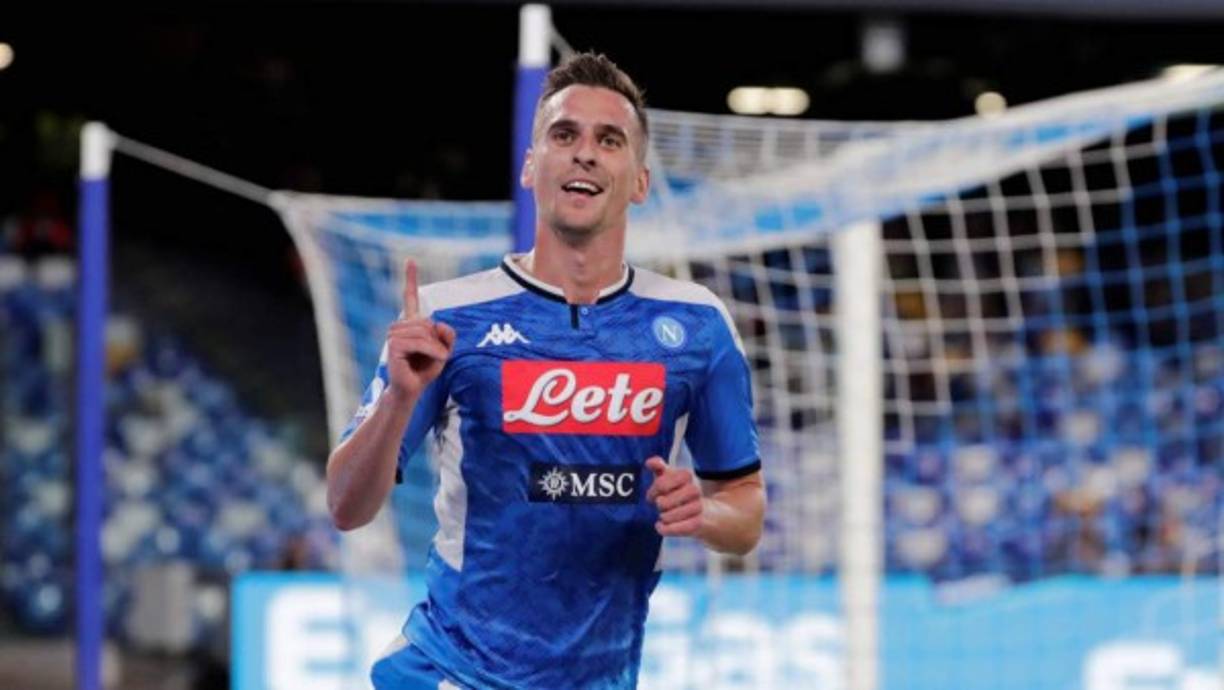 El entrenador de la Juventus, Maurizio Sarri, sorprendió con unas declaraciones en las que afirmaba que es difícil acoplar tácticamente a Paulo Dybala con Cristiano Ronaldo en el terreno de juego. 'Paulo es un jugador fenomenal, es un crack, aunque tácticamente es difícil hacerlo coexistir con Cristiano Ronaldo', dijo el técnico italiano. Sarri dejaba clara su idea. Y no es otra que fichar otro delantero para jugar al lado de CR7. Y ese es el atacante del Napoli, Arkadiusz Milik, según Calciomercato.<br/><br/>El polaco, según Sarri, es el que mejor se puede adaptar al juego de Cristiano en el ataque de la Juventus.