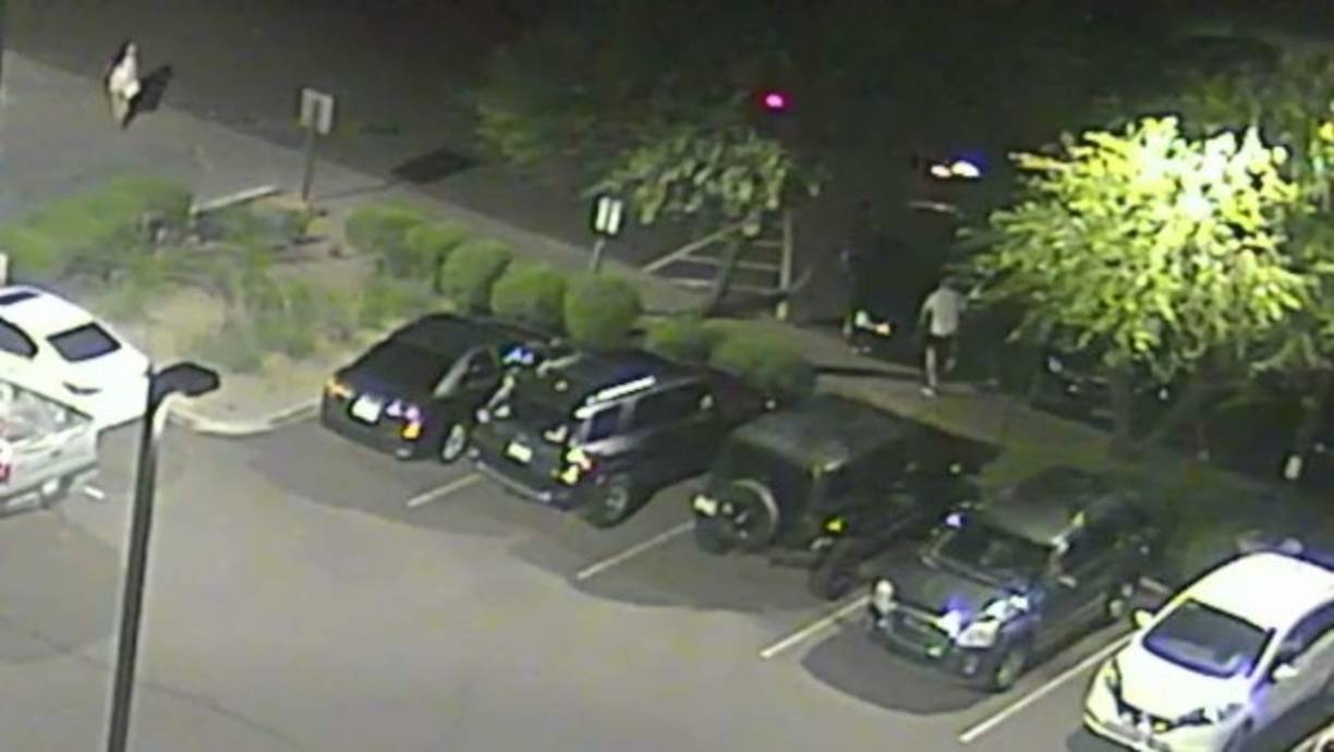 Llamaron a la patrulla y lo que siguió fue una escena sin precedentes para ellos. La policía, en lugar de buscar a los culpables, arrestaron a la joven. La obligaron a ir a la estación.