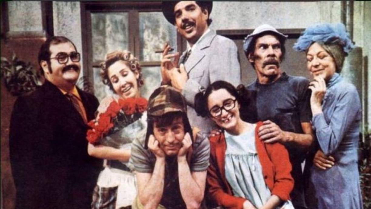 Una de las series de comedia más vista de todos los tiempo es El Chavo del 8. Tuvo su origen en México en los años 70 y millones de personas en toda América Latina la han visto por más de 40 años. HOY hacemos un recorrido por la querida vecindad y te mostramos como lucen los inquilinos que aún viven y quiénes son los ya fallecieron.
