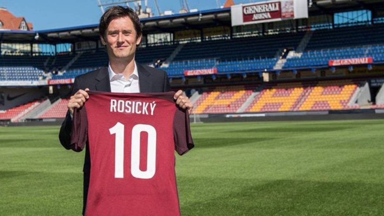 Tras finalizar su contrato con el Arsenal, Tomás Rosicky ha vuelto al club en el que debutó. El centrocampista de 35 años ha firmado por dos años por el Sparta Praga.