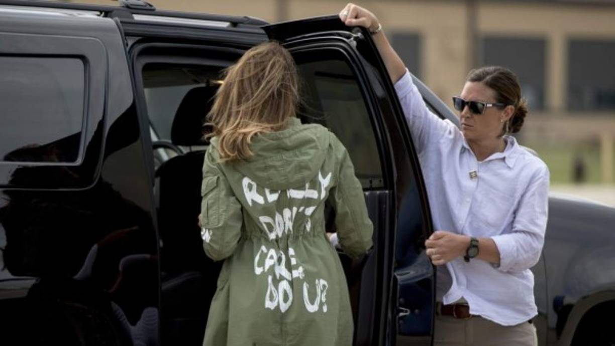 Según sostiene Bennett en su libro, Melania se siente relegada a un segundo plano y esa tensión quedó reflejada cuando la primera dama llevó una gabardina de Zara con el polémico mensaje 'I really don't care, do u?' (realmente no me importa, ¿(y) a ti?) durante una visita a la frontera con México en junio de 2018.