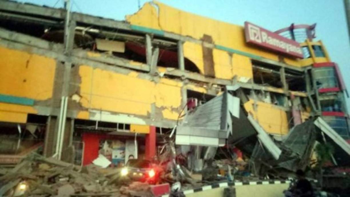 Varios edificios colapsaron en la capital de Célebes tras el fuerte terremoto.