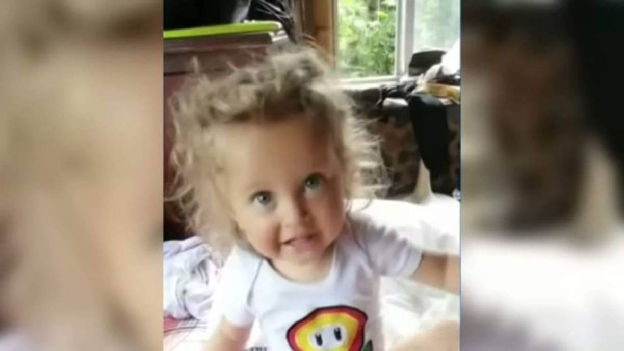 El caso continuó turbio porque las autoridades intensificaron las investigaciones. El peluquero de la zona en donde residía la madre con su novio, aseguró que los escuchó decir que habían regalado a la pequeña. <br/>