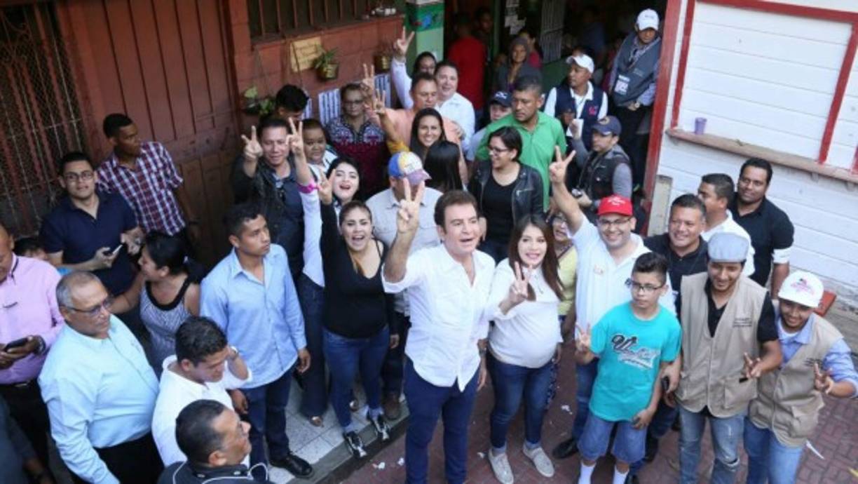 Pese a su avanzado estado de gestación, la ex Miss Honduras, ha acompañado a su esposo en casi todas sus presentaciones de campaña.