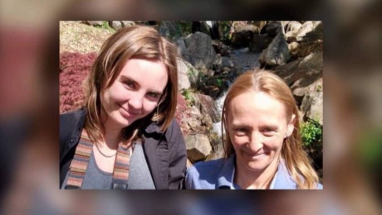 La pareja contó a sus amigos días antes que habían estado divirtiéndose y tomando con otros amigos. Sin embargo, se quejaron que el hombre estaba quedándose a dormir cerca de su casa de campaña y actuando de forma sospechosa.