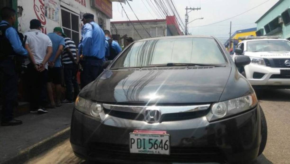 Tres supuestos asaltantes fueron detenidos este viernes después de una persecución policial en el barrio El Benque, entre la 6 calle, 6 y 7 avenida, de San Pedro Sula, Cortés, zona norte de Honduras.<br/><br/>Se decomisó el vehículo Honda Civic con placas PDI 5646 y una arma de fuego marca Smith Wesson.