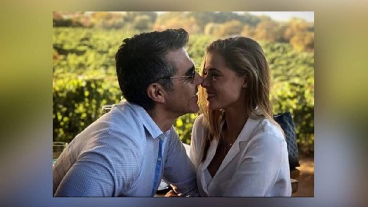 El actor y comediante Adrian Uribe ha sido flechado por Cupido y la mujer que le robó el corazón no es Consuelo Duval como muchos han pensado, más bien se trata de Thuany Martins su compañera de trabajo en el programa 100 Mexicanos dijeron. <br/><br/>La pareja confirmó su relación a través de esta imagen y con un texto que decía: 'Y de repente llegaste a mi vida y todo cambió'.