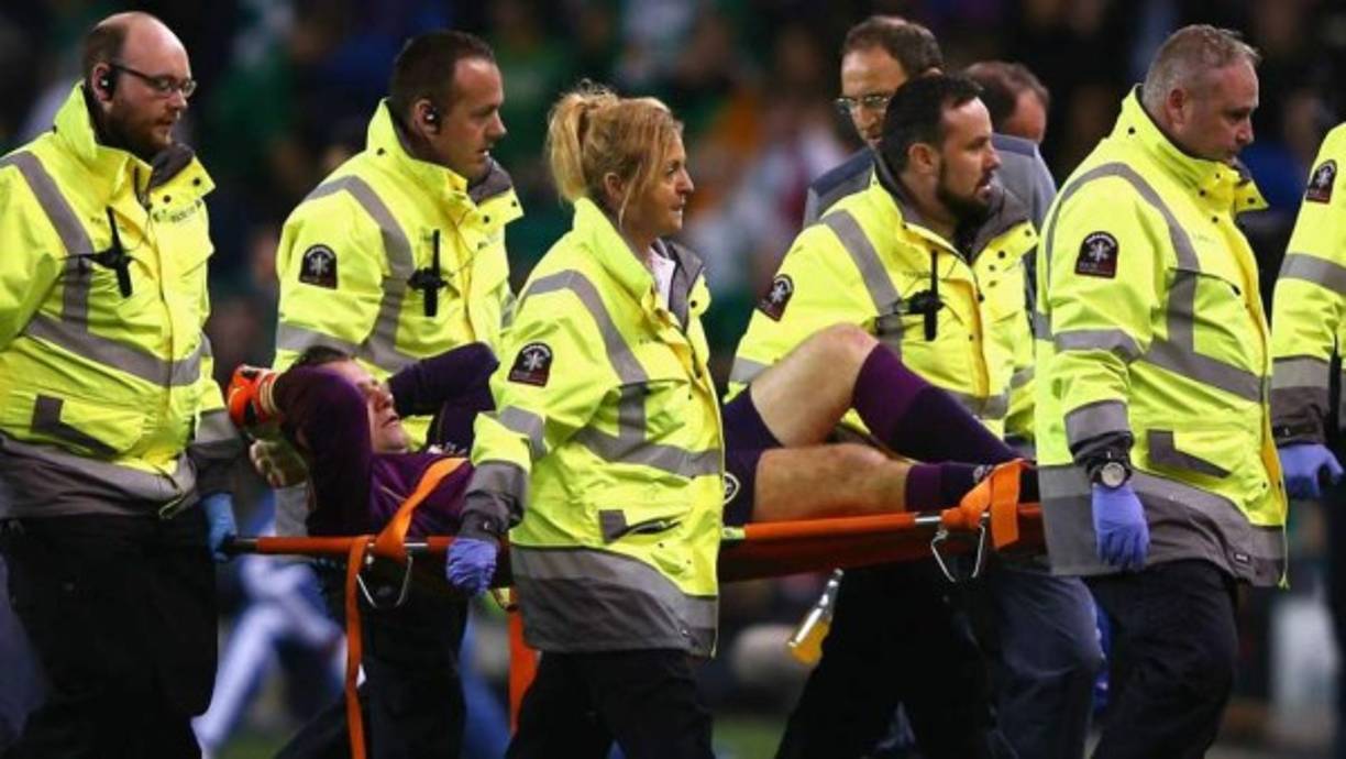 Shay Given (Irlanda). El arquero sufrió un problema en su rodilla, fue retirado en camilla y debió despedirse de su seleccionado para incorporarse a Stoke City.