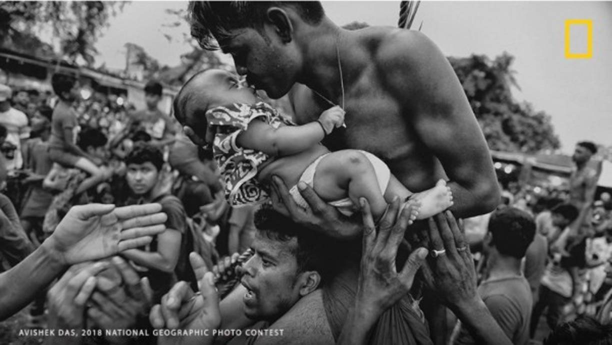 El Amor de mi Vida: Un devoto hindú besa a su bebé recién nacido durante el festival Charak Puja en Bengala Occidental, India. La práctica tradicional exige que el devoto sea perforado con un gancho y, a veces, zarandeado desde una cuerda. Este doloroso sacrificio es promulgado para salvar a sus hijos de la ansiedad. 'Mientras cubría el festival, pude ver la práctica religiosa desde la perspectiva de los devotos hindúes. Traté de capturar el momento de amor entre un padre y su hijo, y mostrar la preocupación de un padre por su pequeño'.