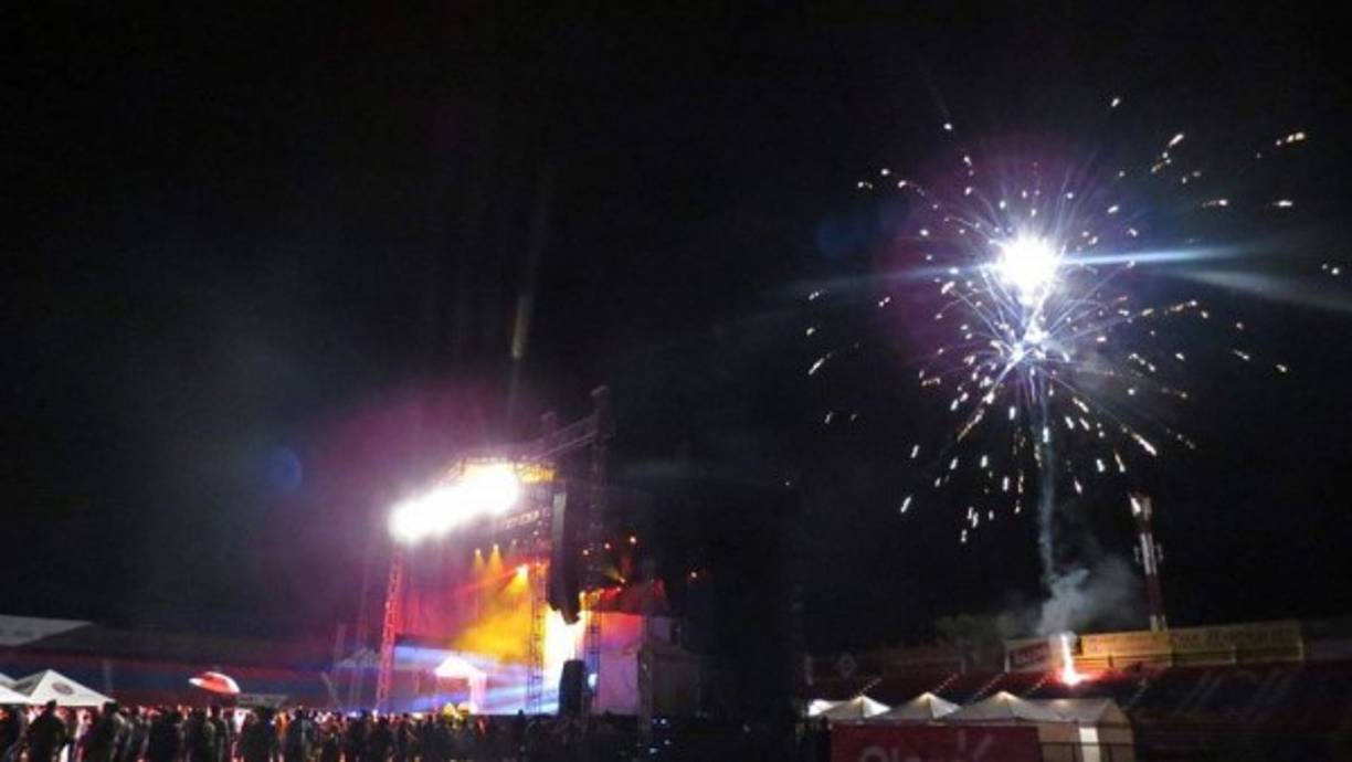 Con fuegos artificiales que iluminaron la noche en la playa rompealas y su canciones le dieron vida a este sector que por años ha estado desolado