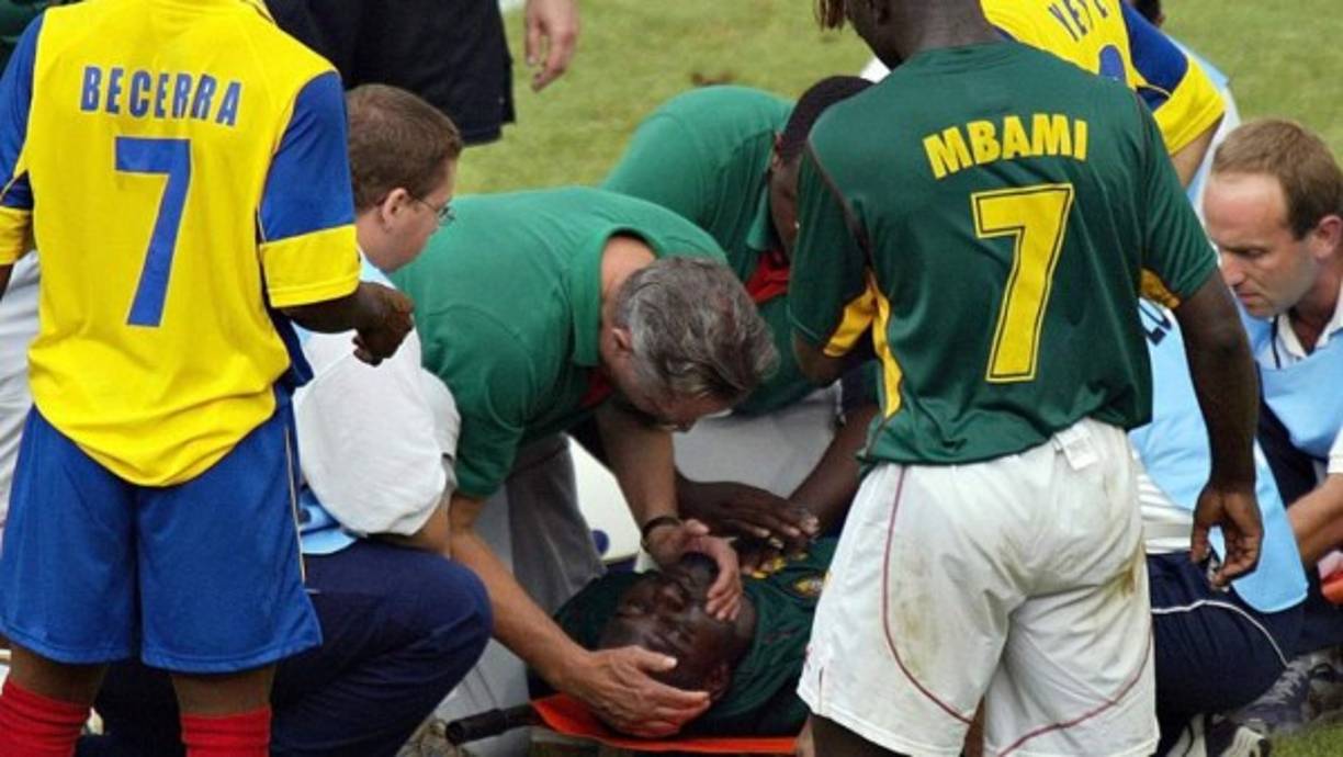 26 de junio de 2003: el futbolista camerunés Marc-Vivien Foé, de 28 años, muere en Lyon tras un ataque sufrido en el terreno de juego en la semifinal de la Copa de las Confederaciones contra Colombia. El jugador, que militaba entonces en el Manchester City, se desplomó en el círculo central del estadio de Gerland. Estuvo en reanimación cardíaca durante 45 minutos, sin reacción positiva. Según la autopsia, sufría una malformación cardíaca.