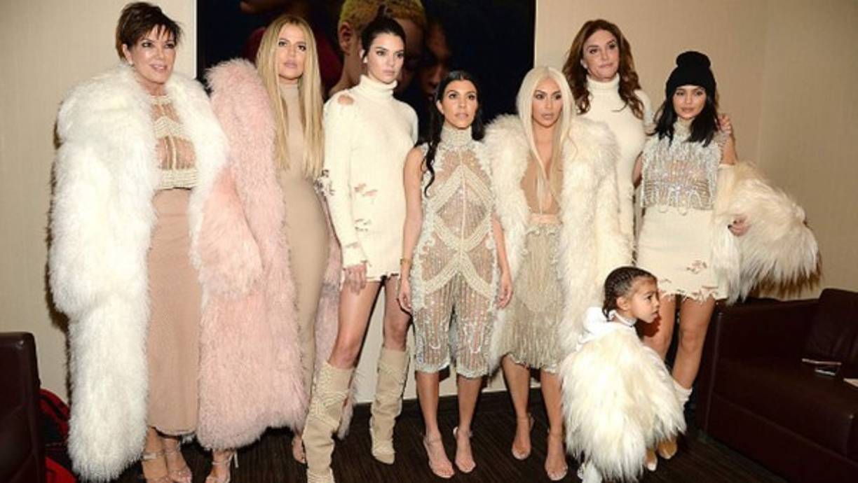 Desde luego, a los Kardashian-Jenner les sobra material para seguir llenando horas en pantalla en vista de los últimos acontecimientos de sus siempre ajetreadas vidas personales. Mientras que los supuestos embarazos de Khloé y Kylie no han llegado a confirmarse, sí se sabe que Kim está esperando su tercer hijo con su marido Kanye West a través de una gestante subrogada, sin olvidar el eterno culebrón protagonizado por Kourtney y su expareja Scott Disick, padre de sus hijos, que aún sigue dando de qué hablar a pesar de que ambos han podido rehacer sus vidas tras su separación: ella con el modelo Younes Bendjima y él con distintas jovencitas, la última de ellas Sofia Richie. <br/>