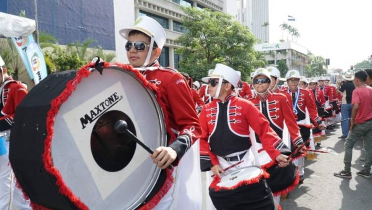 Jóvenes tocan bombos en el centro de San Pedro Sula, zona norte de Honduras.