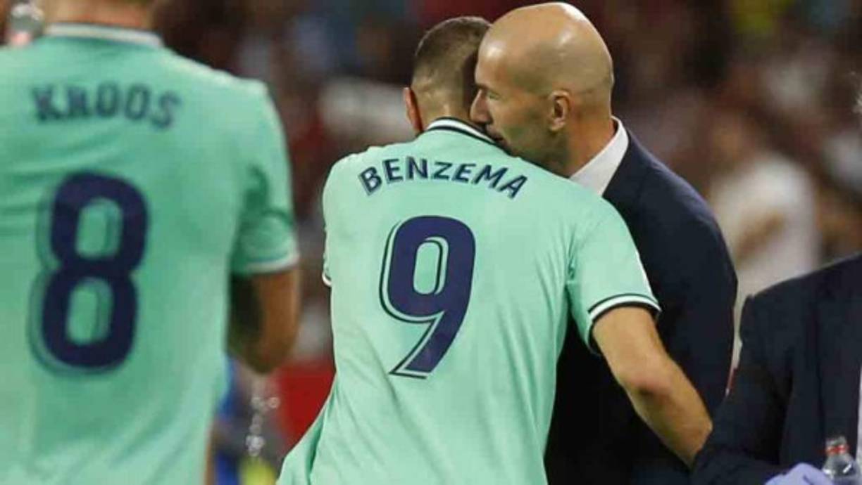 Zidane le dio un beso a Benzema luego del gol del atacante francés.