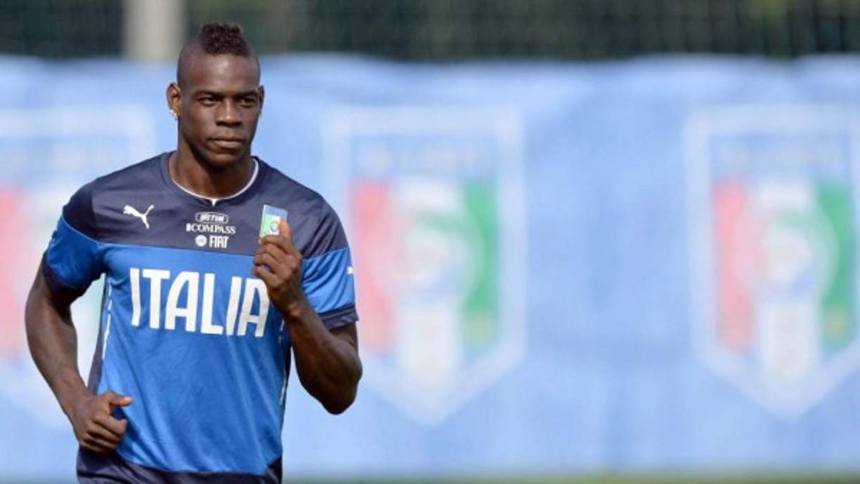 Mario Balotelli. Otro futbolista que no fue tocado con la varita de la humildad. El italiano se ha ganado enemigos incluso dentro de su propio equipo.