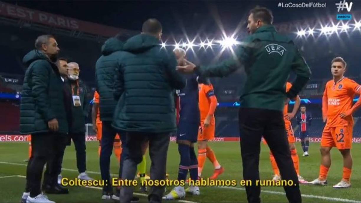El cuarto árbitro Sebastian Coltescu trata de justificarse cuando fue recriminado.