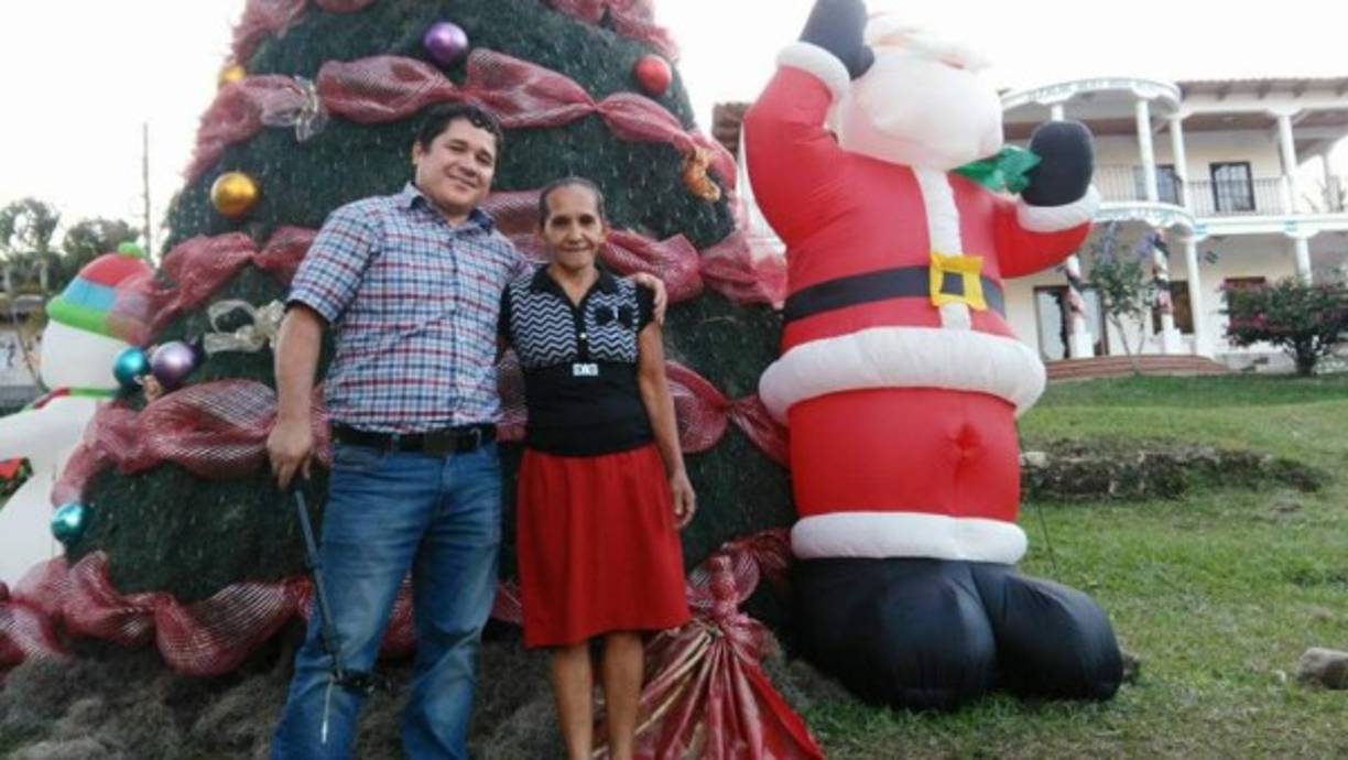 Danery Cardenas: No me alcanzan las palabras para decirle cuanto la Amo madre eres lo mejor que tengo en la vida le doy gracias a Dios por haberme regalado una madre muy especial q lucho como padre y madre para sacarnos adelante que lucho cuando apenas eramos un bb gracias madre por todo los consejos q nos das acada uno de nosotros eres una mama divertida y ala ves enojada pero eres lo mejor te AMO MAMI feliz dia de las madres.