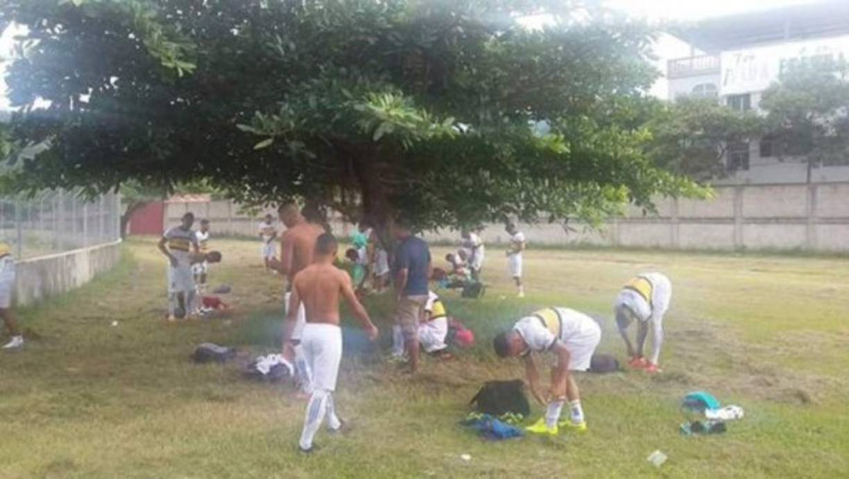 El equipo Boca Juniors de la Liga Mayor tuvo que cambiarse debajo de un árbol ya que le negaron el vestidor del equipo local, mientras que a su rival en la Copa Presidente, el Real España, sí se lo prestaron. Fotos de Noticias de Colón