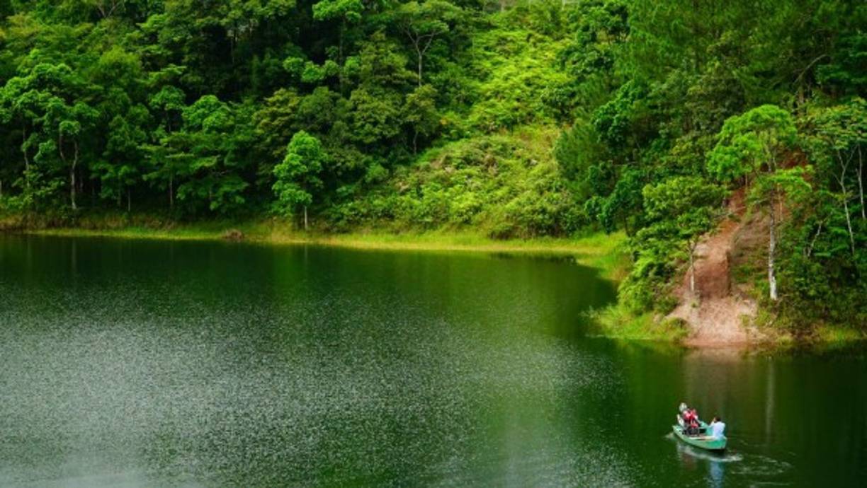 Un embalse da la bienvenida al visitante antes de entrar al parque nacional.
