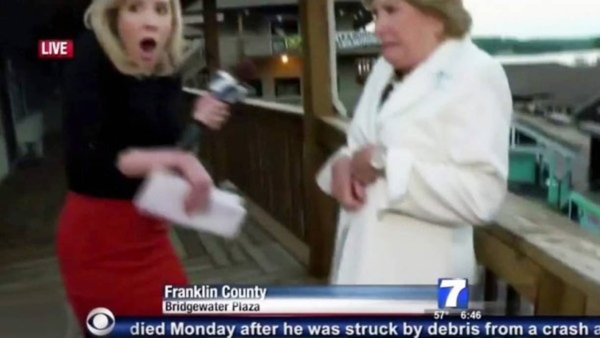 La reacción de la periodista tras escuchar el primer disparo.