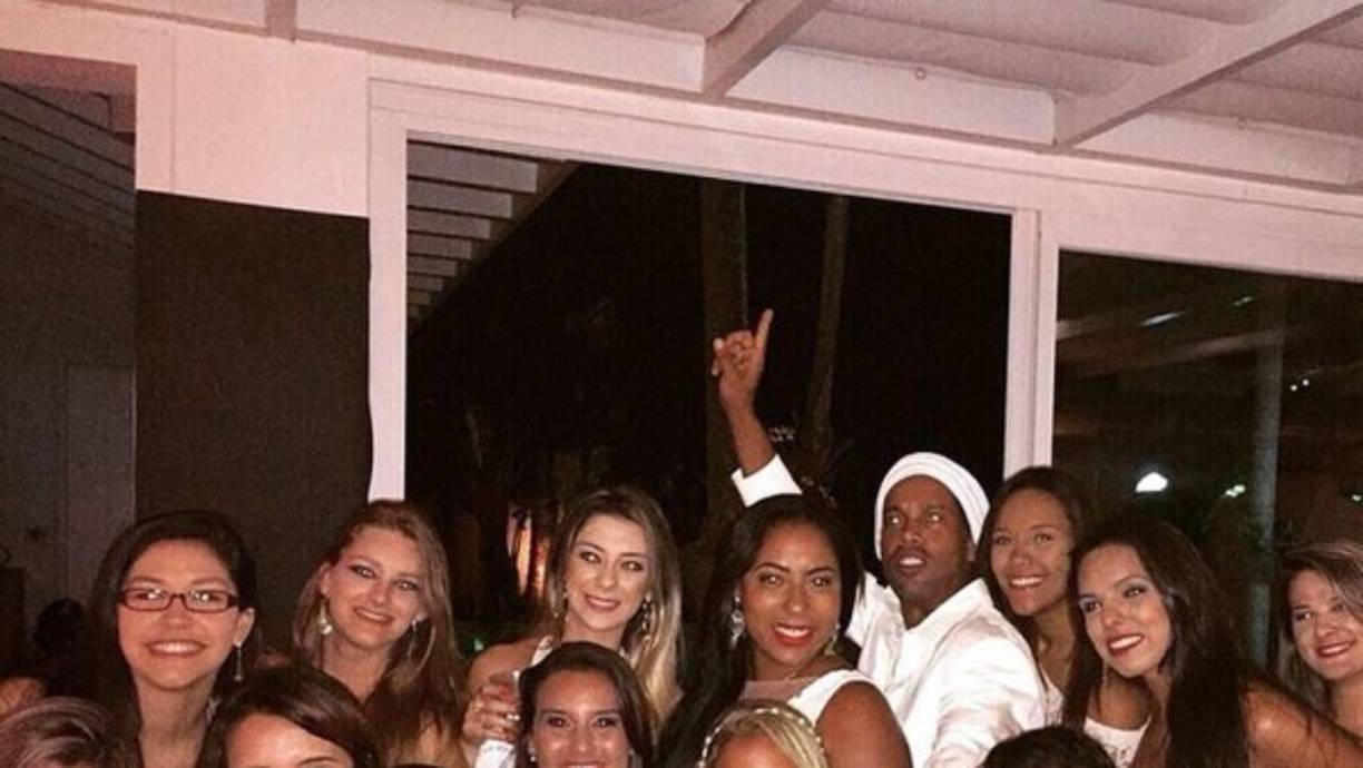 Ronaldinho ha tenido una vida polémica. En su momento generó controversia al salir con varias mujeres en diferentes fiestas.