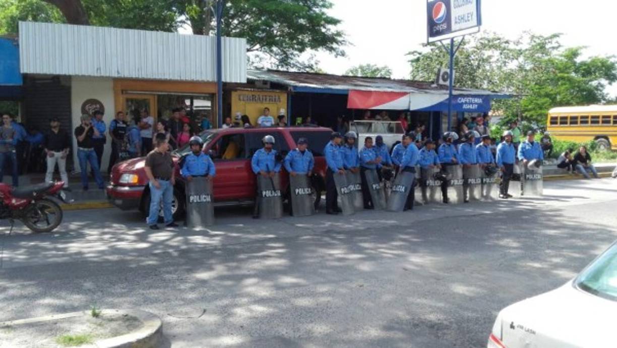 La Unah-VS amaneció resguardada por agentes de la Policía Nacional. Los universitarios piden la renuncia de la rectora Julieta Castellanos.