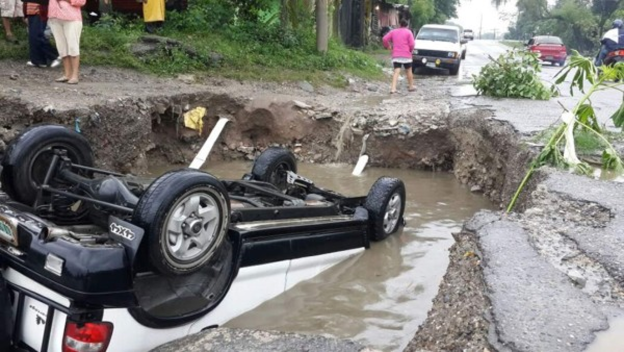 El conductor de este vehículo cayó en un crique en el sector de Ticamaya, resultó ileso.